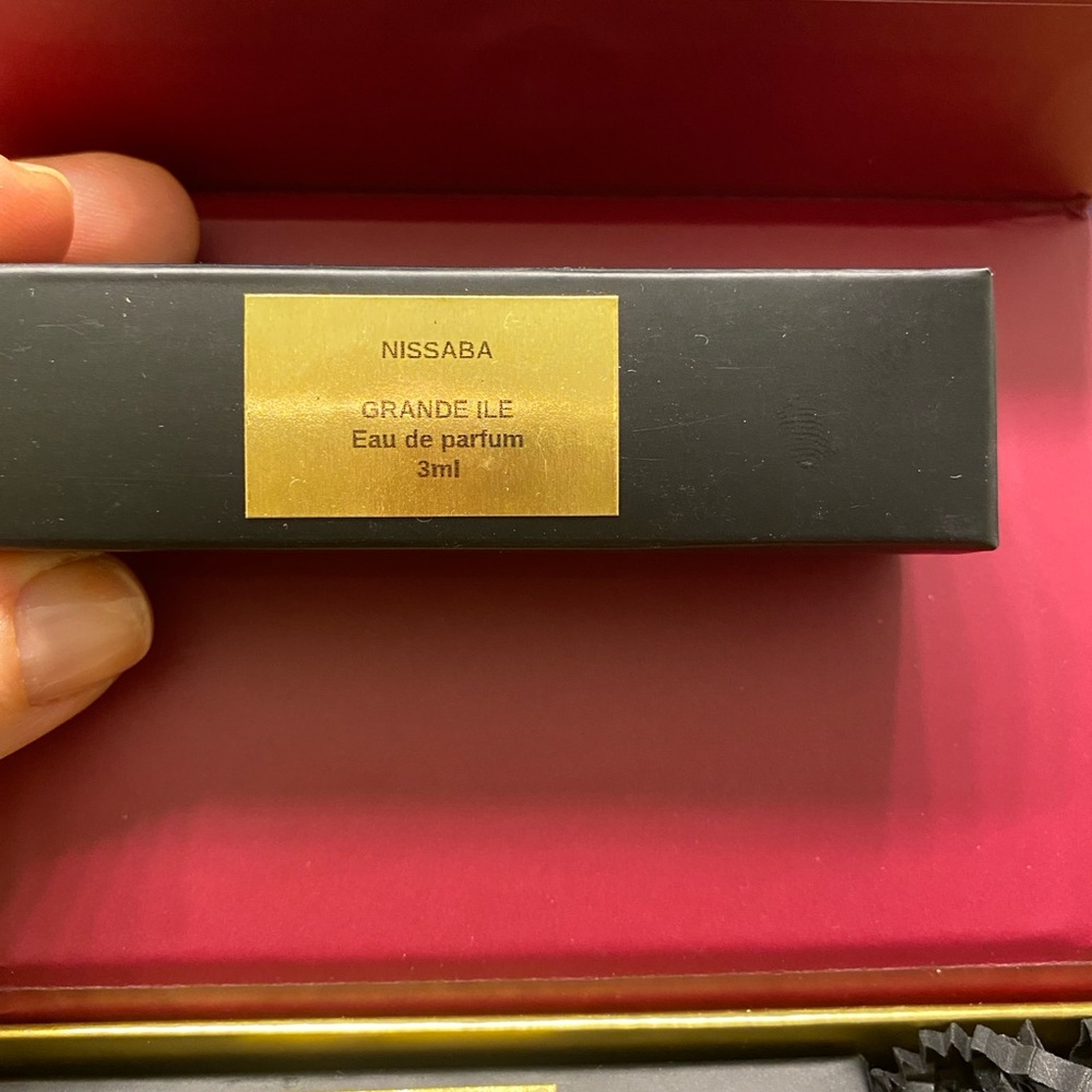 Luxury Perfume Set - Picture 3 of 6